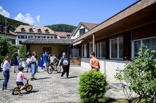L'association tipiti a Gilly (VD), soutenue par SOS Villages d'Enfants Suisse, accueille trois familles ukrainiennes avec 25 enfants et cinq adultes.